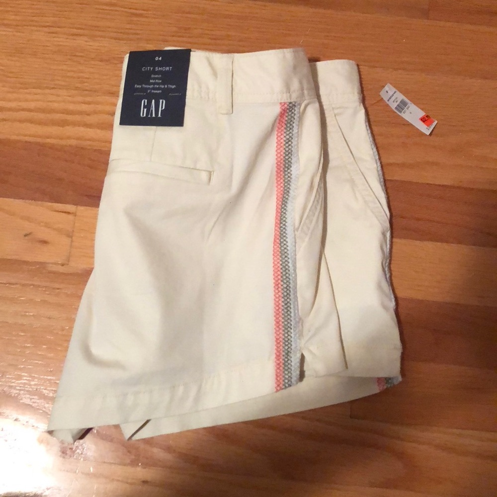Kaki shorts with stitching down the side